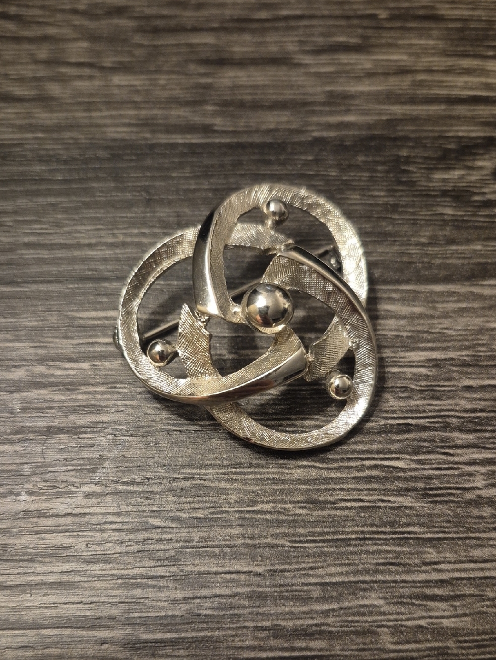 Hedy Hedison Silver-tone three interlocking circles brooch